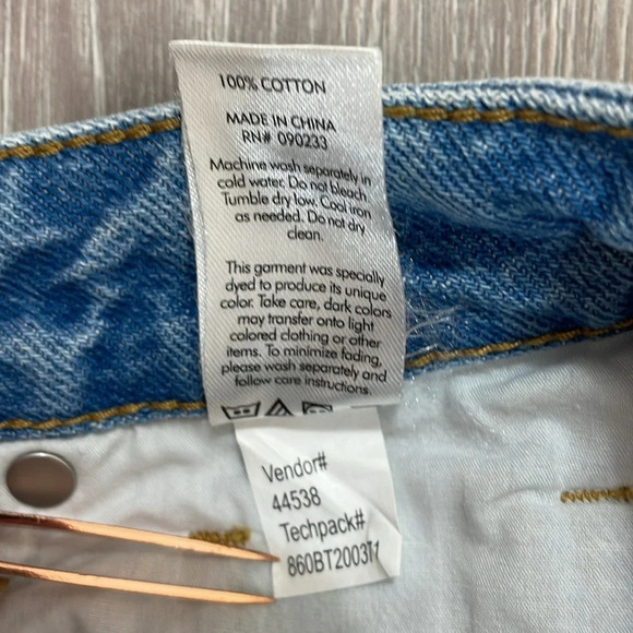 NWT PacSun Mom Jeans High Rise Elvira Light Wash Distressed Destroyed 24 - Picture 16 of 16